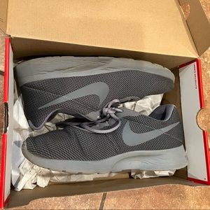 Nike Men’s Breathable and Comfortable Lightweight Cushioning Sneakers